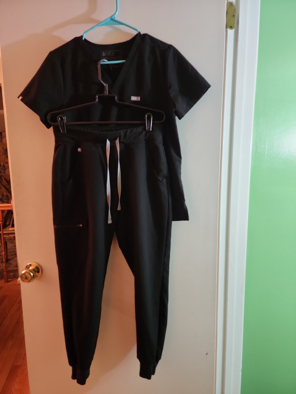 Sz S/P FIGS Women's Black Scrub Set Pants Zamora Joggers/Top Catarina V Neck